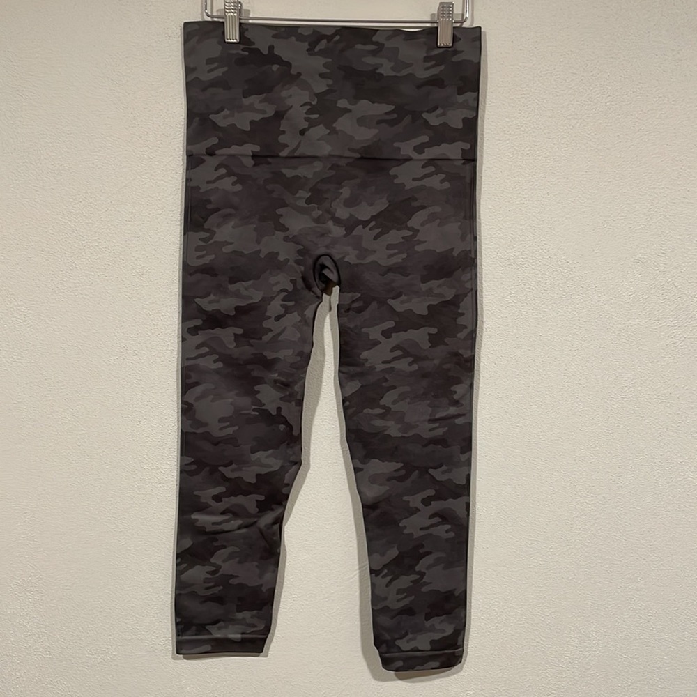 SPANX Look at Me Now Seamless Camo Crop Legging - Picture 6 of 7